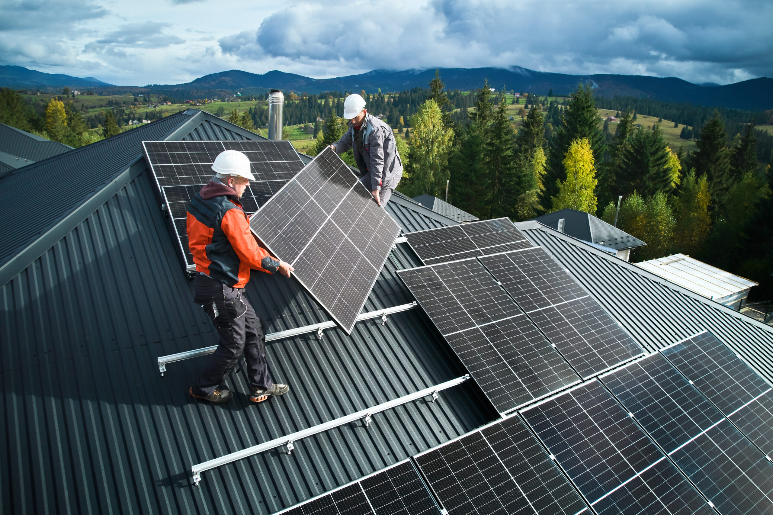 Photovoltaikplatten montieren auf dem Dach